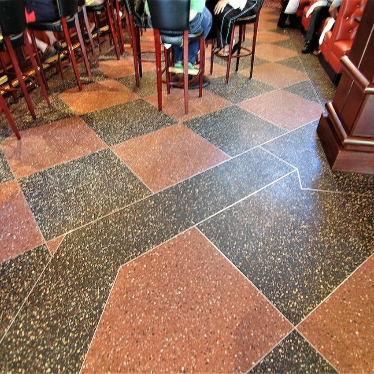 Gạch terrazzo tông tối cho sảnh hoặc quầy – ảnh tham khảo 10
