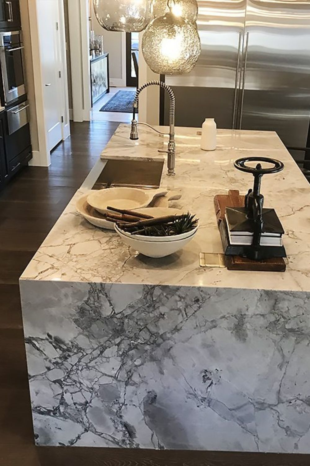 Đá granite sáng hoặc trắng bóng cho mặt bếp – ảnh tham khảo 18