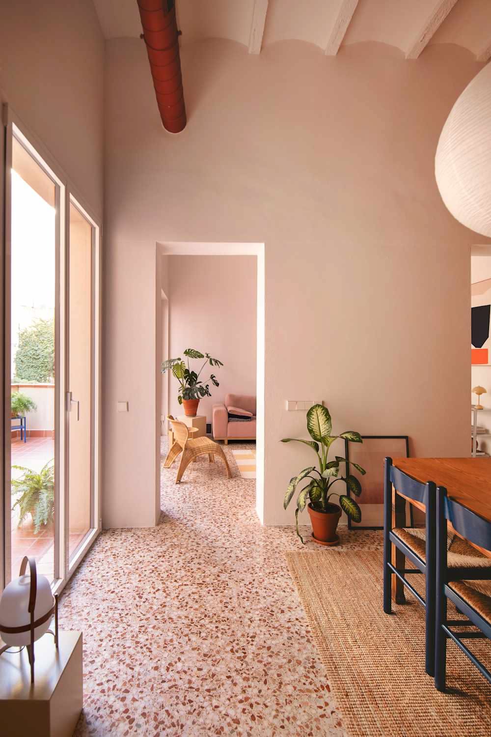 Gạch terrazzo tông trắng hoặc sáng lát nền – ảnh tham khảo 16