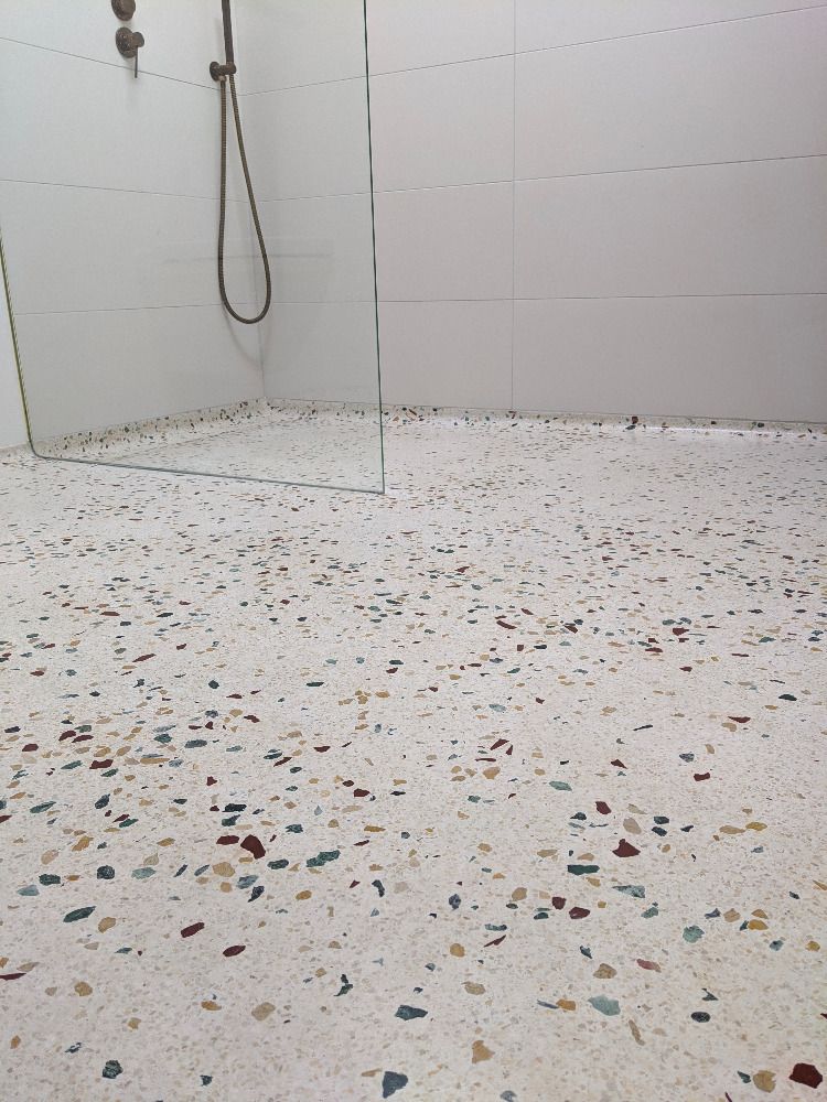 Gạch terrazzo tông trắng hoặc sáng lát nền – ảnh tham khảo 10
