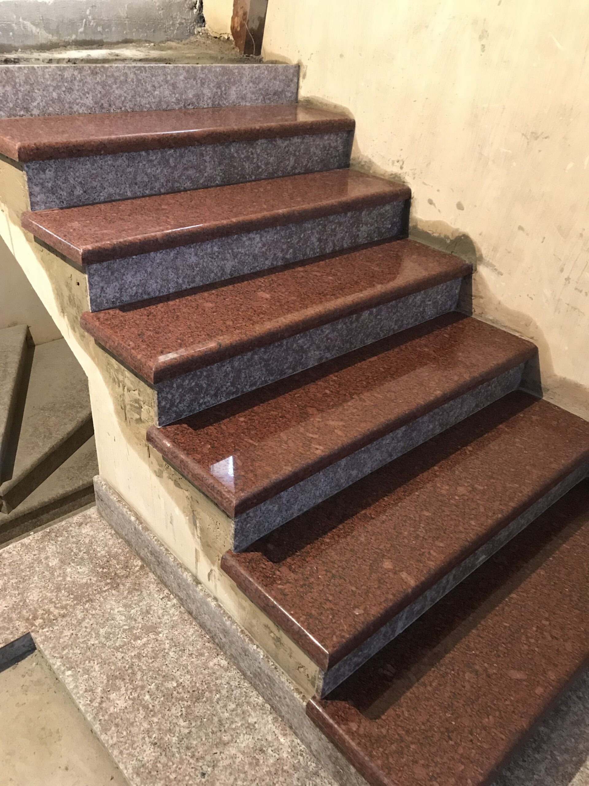Đá granite tông đỏ hoặc nâu cho cầu thang – ảnh tham khảo 10