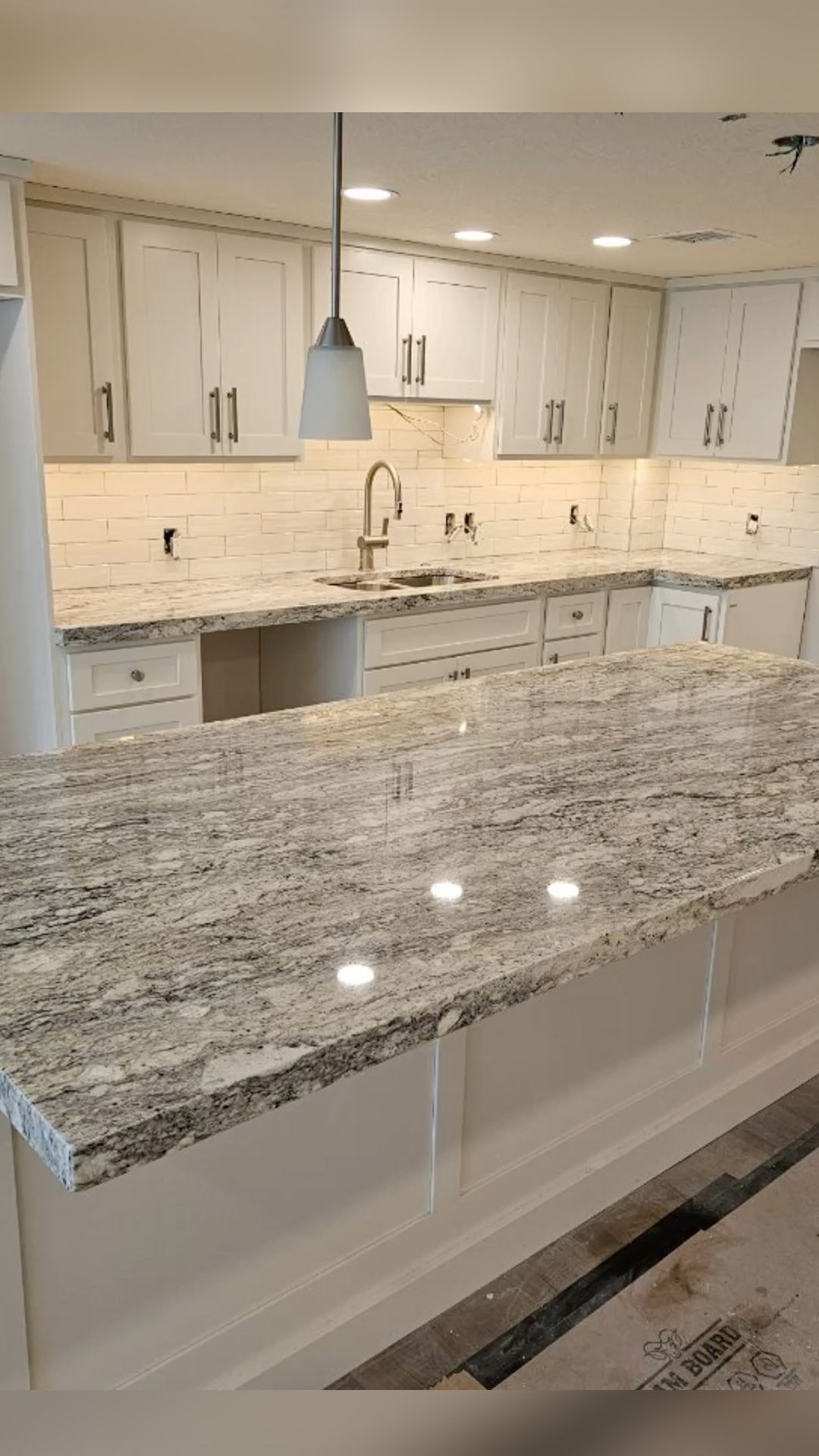 Đá granite sáng hoặc trắng bóng cho mặt bếp – ảnh tham khảo 17