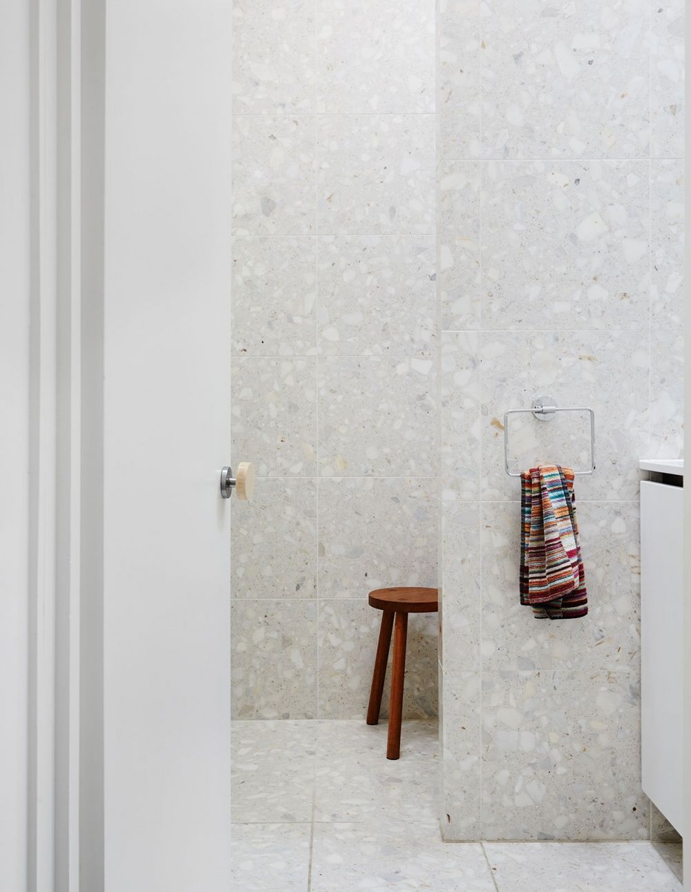 Gạch terrazzo tông trắng hoặc sáng lát nền – ảnh tham khảo 11