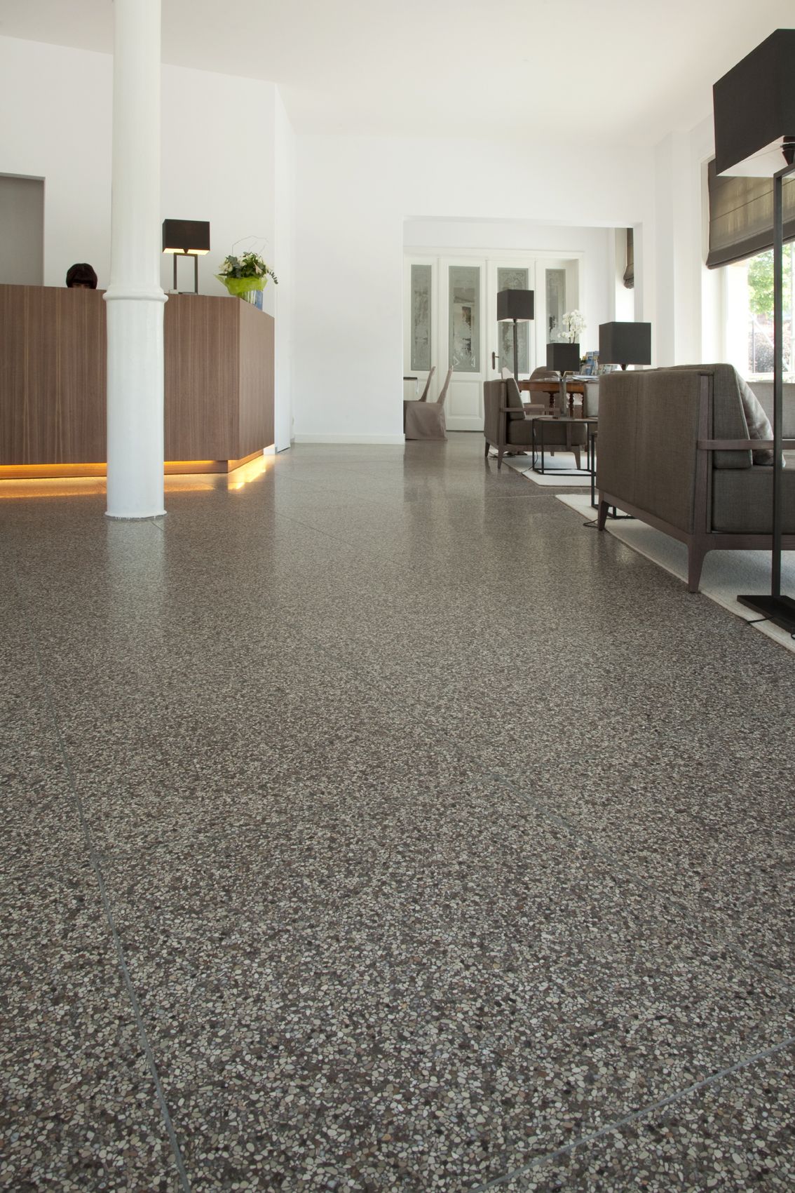 Gạch terrazzo tông tối cho sảnh hoặc quầy – ảnh tham khảo 16