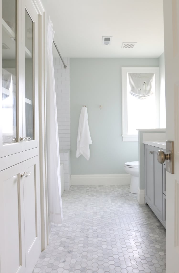 Gạch ceramic màu trung tính ốp tường 300×600 – ảnh tham khảo 4