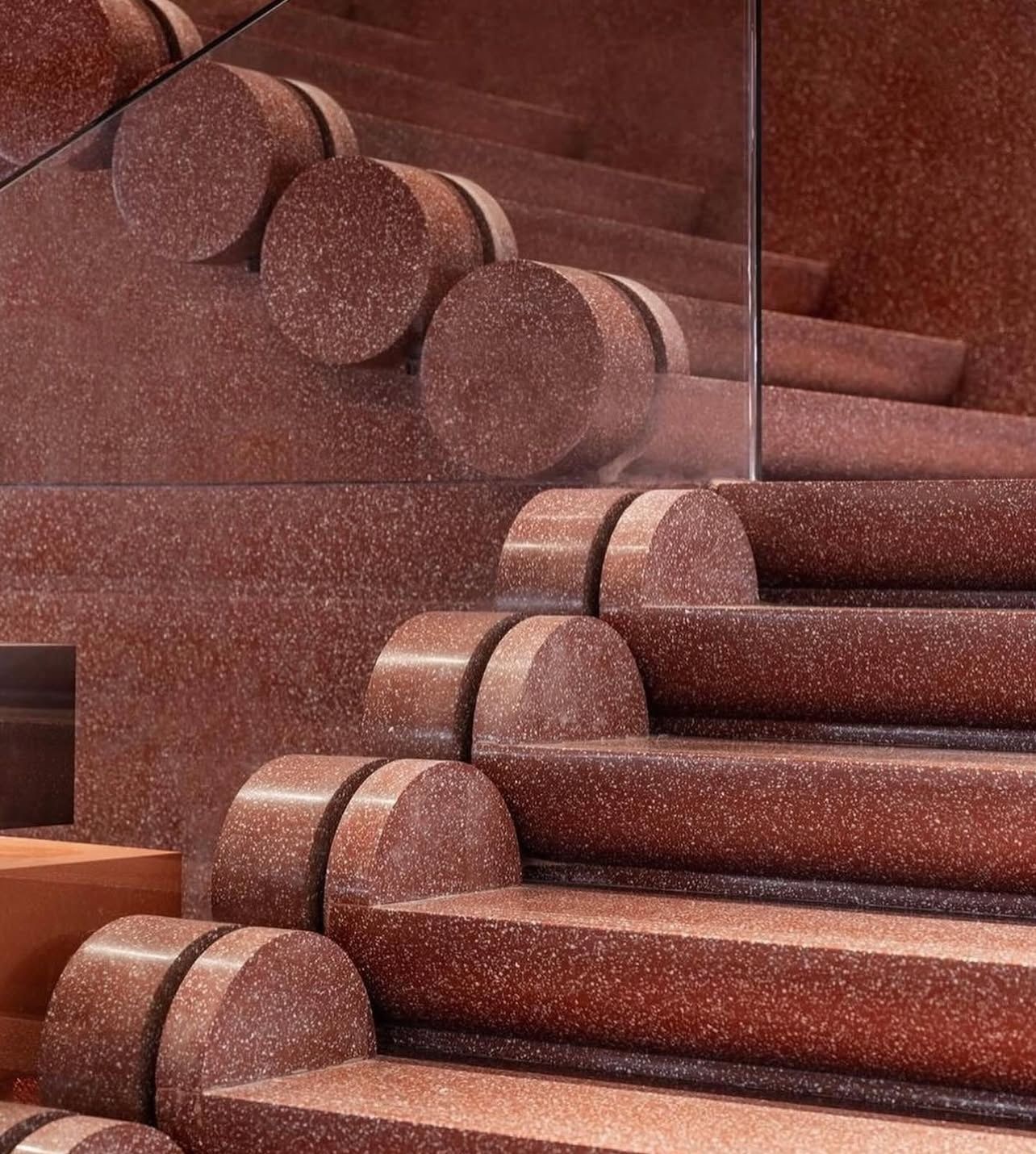 Đá granite tông đỏ hoặc nâu cho cầu thang – ảnh tham khảo 9