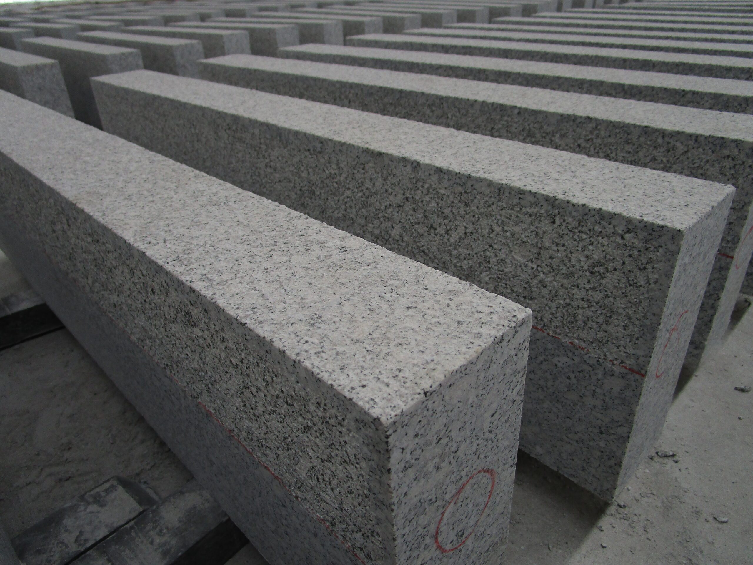 Đá granite tông vàng hoặc kem khò hoặc nhám cho mặt tiền – ảnh tham khảo 14