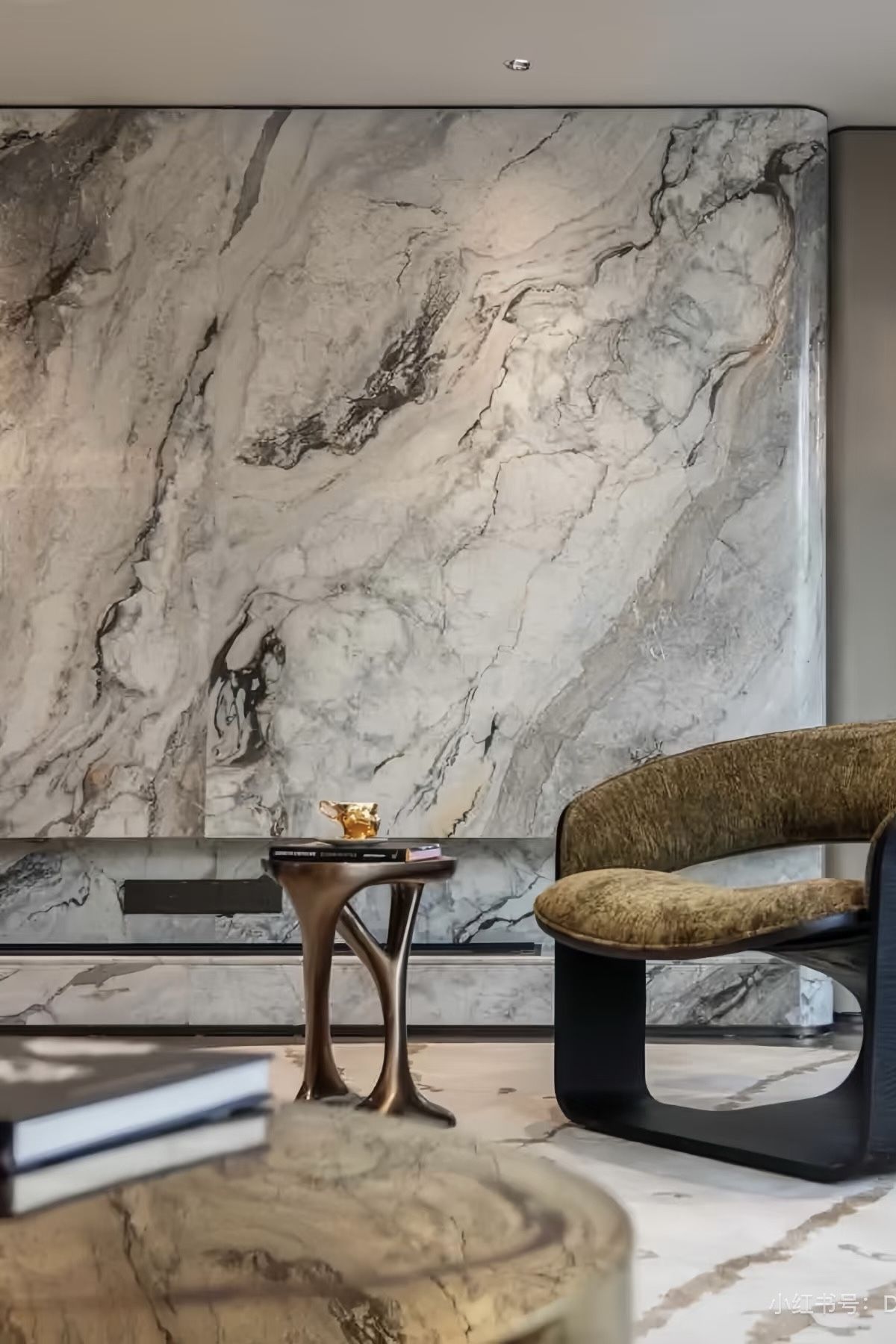 Đá marble vân mạnh cho mảng feature wall – ảnh tham khảo 1