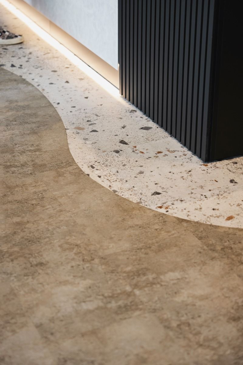 Gạch terrazzo tông tối cho sảnh hoặc quầy – ảnh tham khảo 17