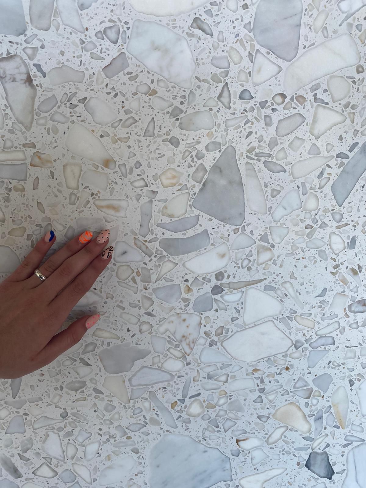 Gạch terrazzo pattern hoặc hạt lớn cho tường điểm nhấn – ảnh tham khảo 18