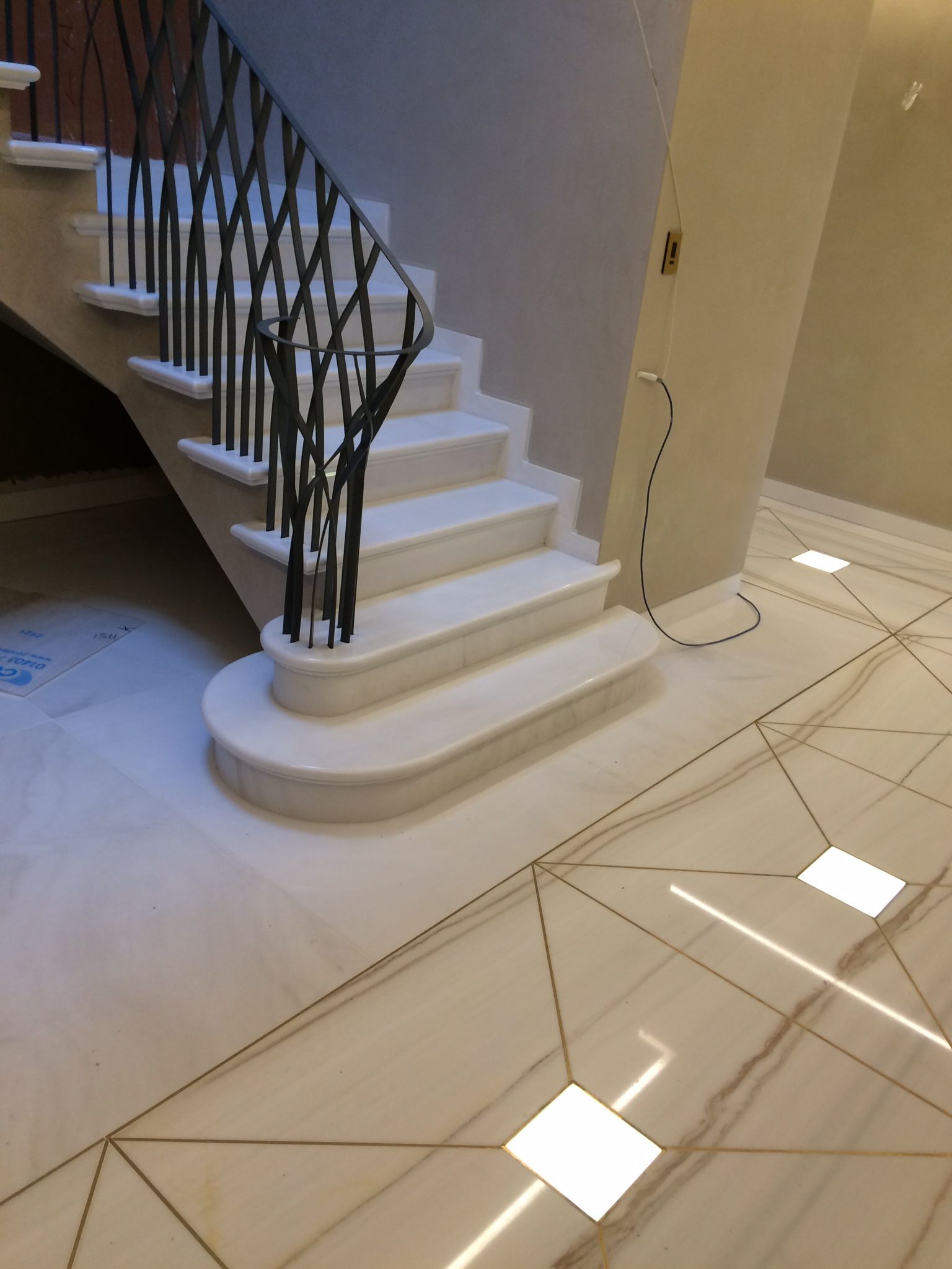 Đá marble trắng vân cho cầu thang – ảnh tham khảo 4