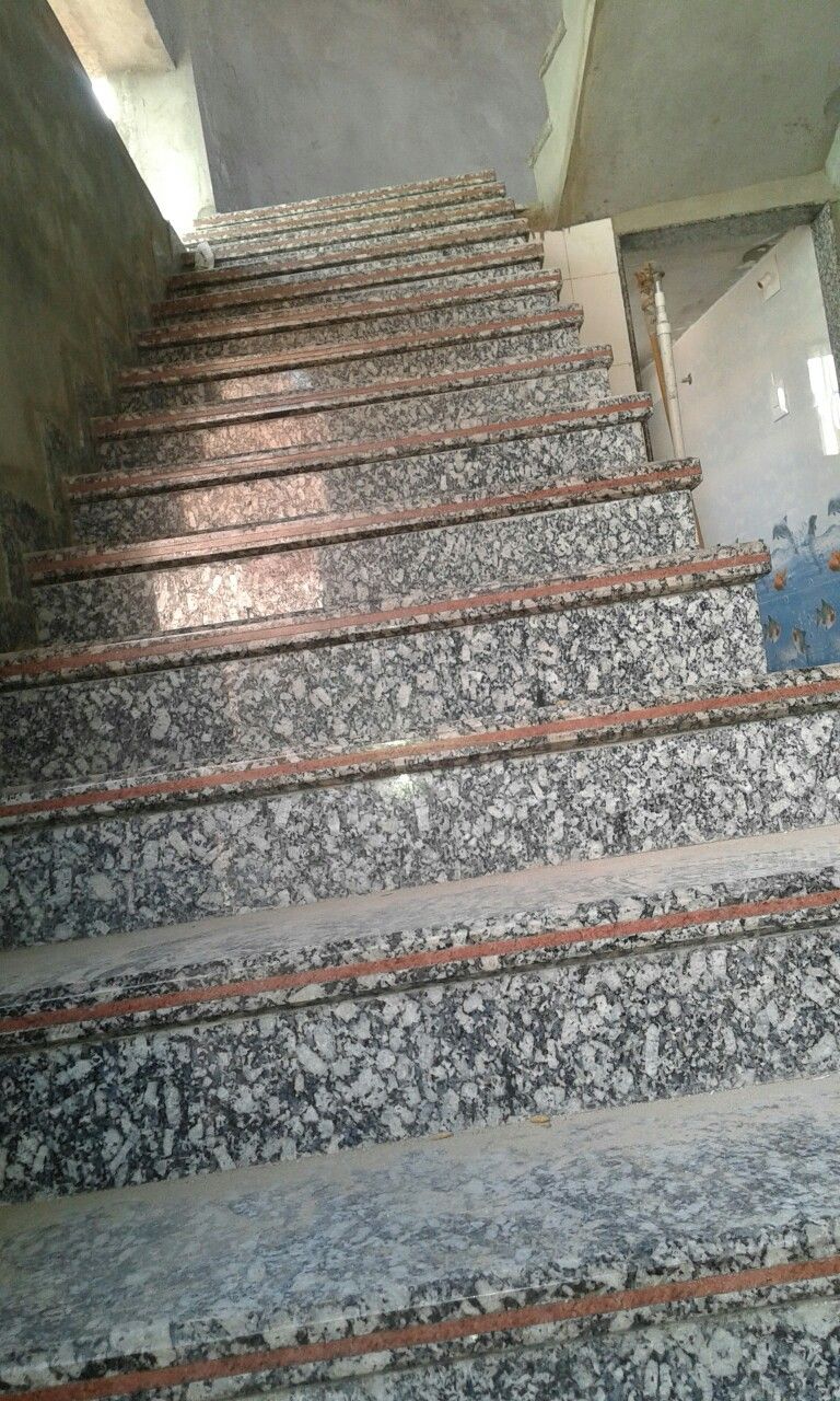 Đá granite tông đỏ hoặc nâu cho cầu thang – ảnh tham khảo 5