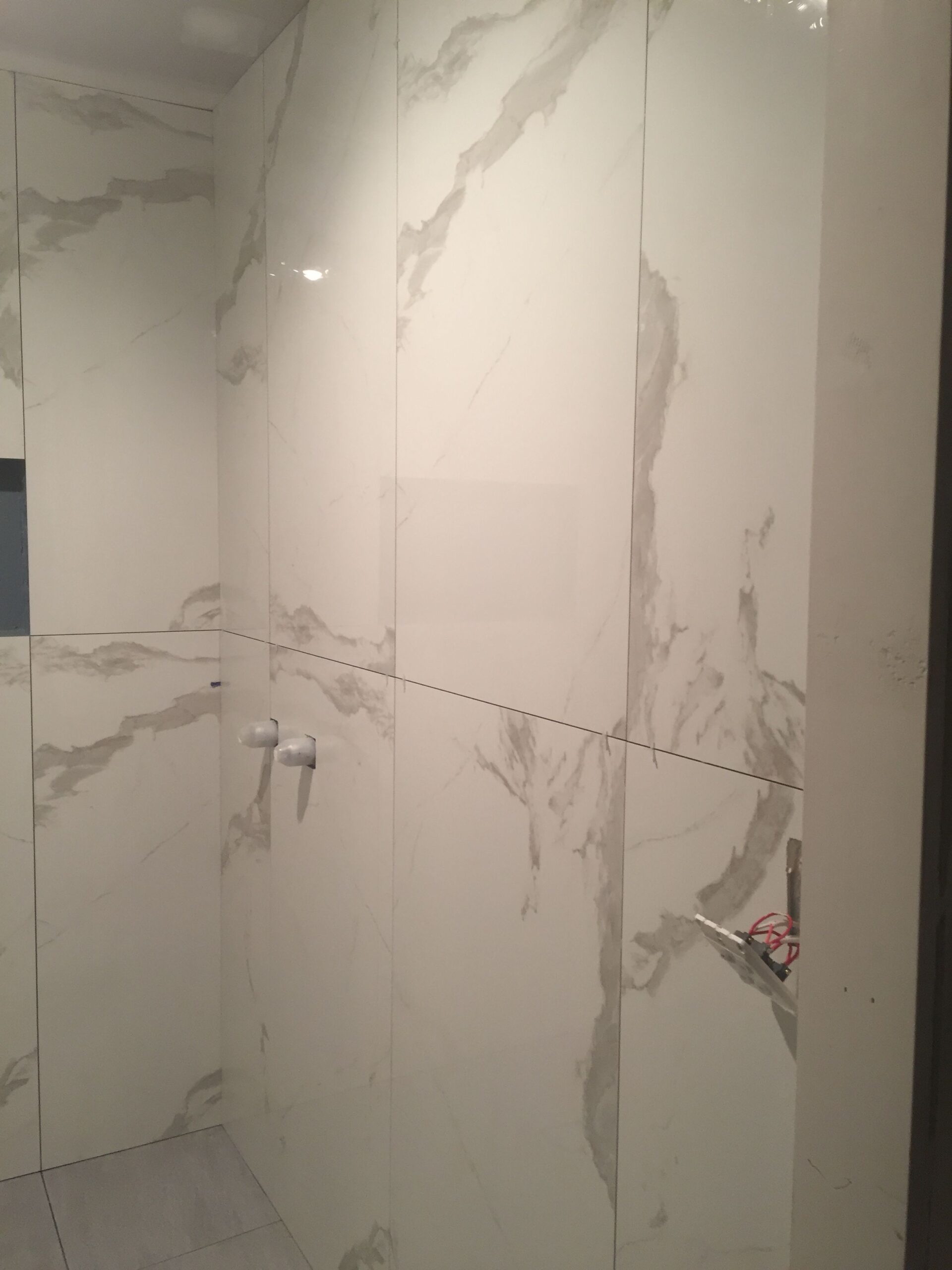 Gạch ceramic trắng ốp tường 300×600 – ảnh tham khảo 11