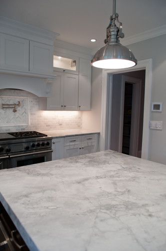 Đá granite sáng hoặc trắng bóng cho mặt bếp – ảnh tham khảo 11