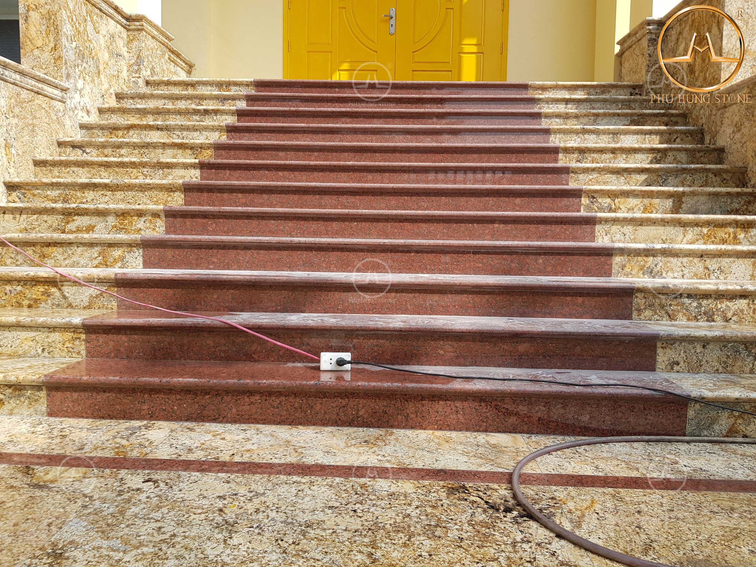 Đá granite tông đỏ hoặc nâu cho cầu thang
