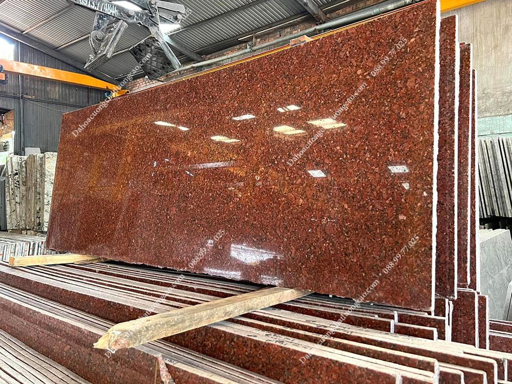 Mẫu đá granite đỏ Ruby Ấn Độ dùng cho cầu thang và mặt bếp
