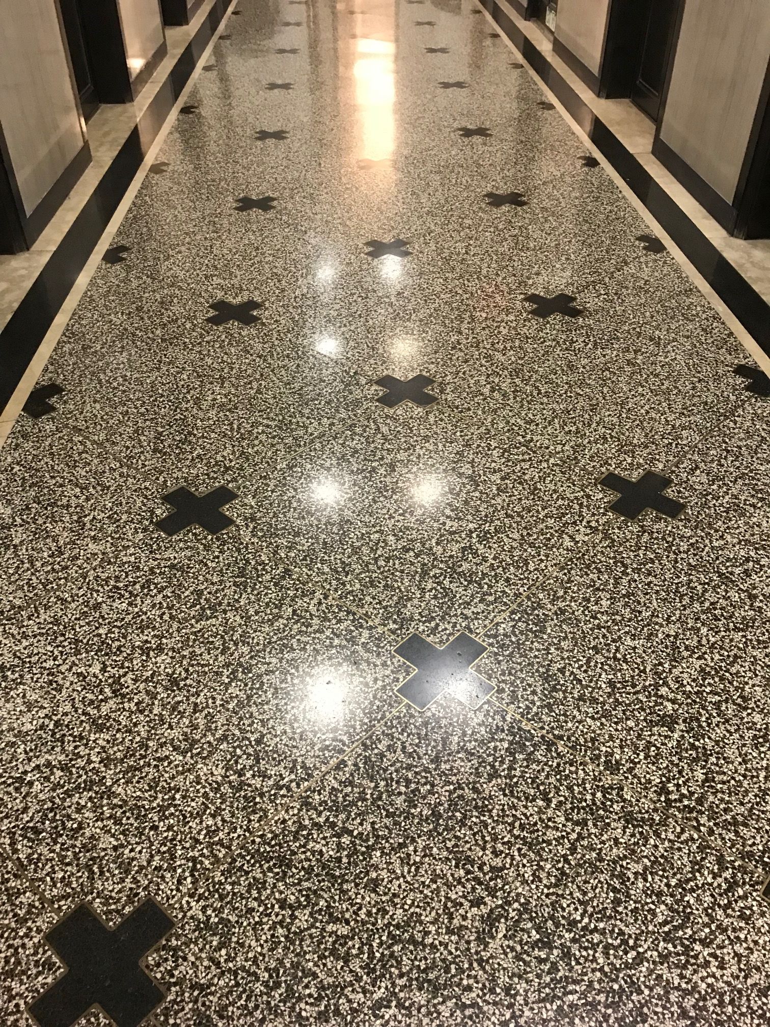 Gạch terrazzo tông tối cho sảnh hoặc quầy – ảnh tham khảo 12