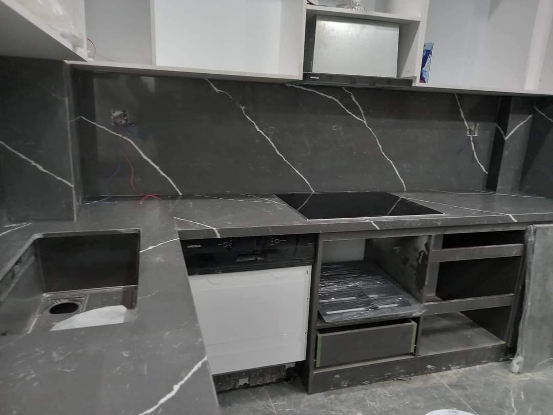 Đá kỹ thuật gốc thạch anh đen
